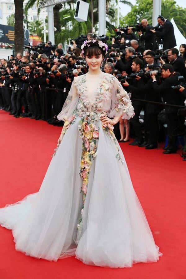 Style của Phạm Băng Băng như xoáy Âm Dương: Ở sự kiện là nữ hoàng, ra tới sân bay đố ai dám nhận mặt-12