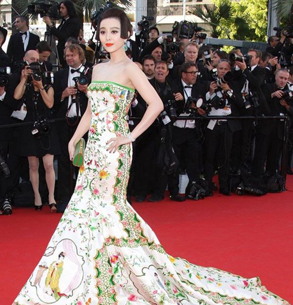 Style của Phạm Băng Băng như xoáy Âm Dương: Ở sự kiện là nữ hoàng, ra tới sân bay đố ai dám nhận mặt-16