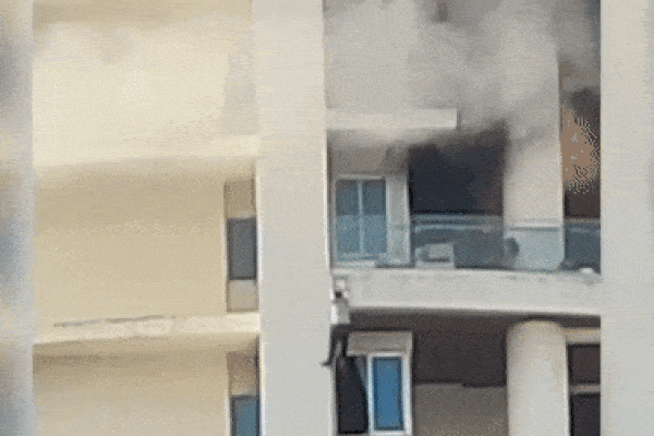 Cô gái cầm cả can cồn đổ vao khay nướng mực gây họa-1