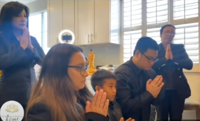 Clip con gái Phi Nhung nghẹn ngào trước bàn thờ, hứa sẽ giải oan cho mẹ-2