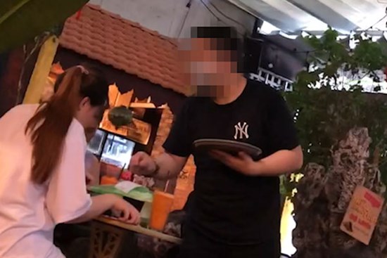 Tự tin 'có bảo kê', quán cà phê đông nghẹt khách giữa dịch Covid-19