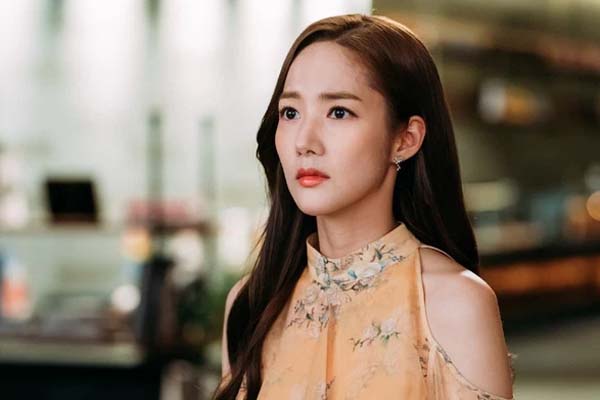 Chăm chị chồng ở cữ suốt 3 tháng ròng, ngày tôi về, chị đưa hộp quà khiến tôi tê tái cõi lòng-2