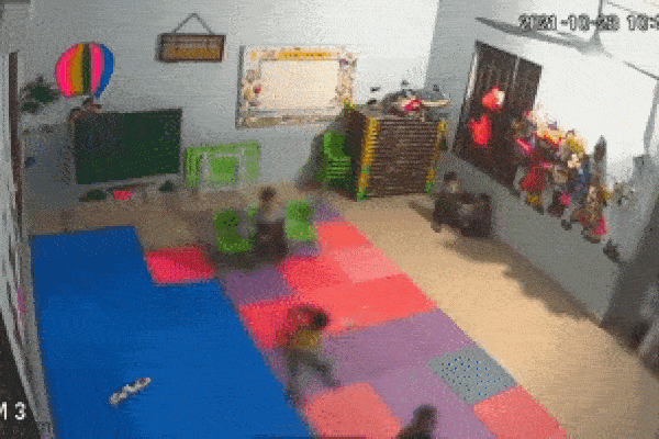 Clip: Bé gái gần 2 tuổi bị bạn học đánh, đạp dã man suốt 4 phút ngay trong lớp học của trường mầm non