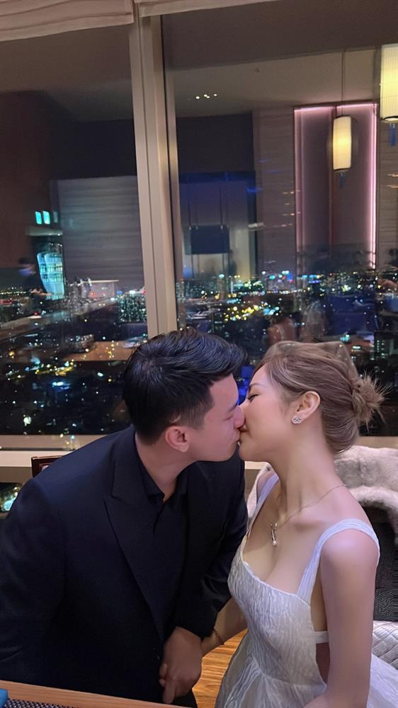 Huỳnh Anh khoá môi cực ngọt bạn gái hơn 6 tuổi Bạch Lan Phương, bật chế độ enjoy cái moment-1