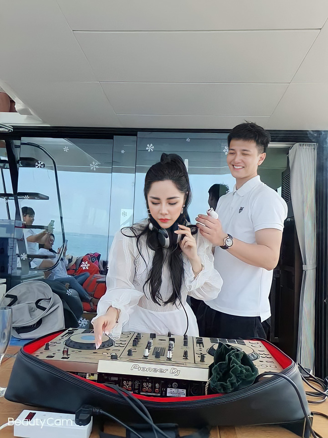 Huỳnh Anh khoá môi cực ngọt bạn gái hơn 6 tuổi Bạch Lan Phương, bật chế độ enjoy cái moment-6