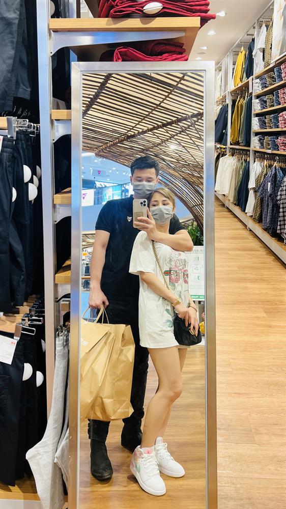 Huỳnh Anh khoá môi cực ngọt bạn gái hơn 6 tuổi Bạch Lan Phương, bật chế độ enjoy cái moment-7