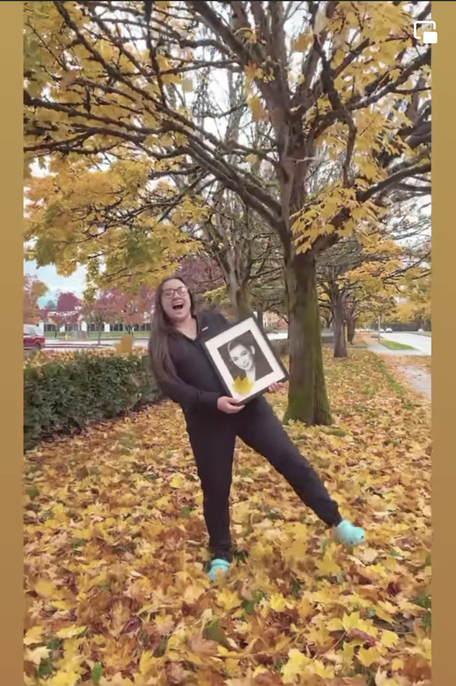 Con gái ôm di ảnh cố ca sĩ Phi Nhung, nở nụ cười rạng rỡ đi du dịch: Di nguyện cuối cùng đã được thực hiện-3