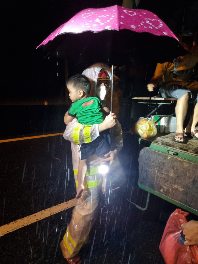 Quảng Nam: Giải cứu 22 người mắc kẹt giữa dòng nước lũ ngập sâu hơn 1 mét trong đêm mưa tầm tã-1