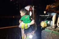 Quảng Nam: Giải cứu 22 người mắc kẹt giữa dòng nước lũ ngập sâu hơn 1 mét trong đêm mưa tầm tã