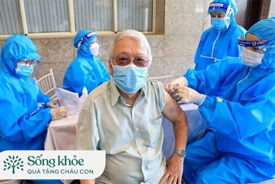 Người già mắc những bệnh gì thì không nên tiêm vắc-xin Covid-19?