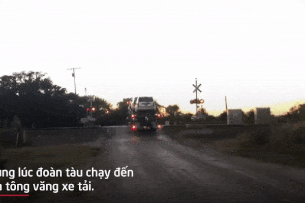 Video: Khoảnh khắc tàu hỏa lao vào xe tải đang kẹt trên đường ray ở Mỹ