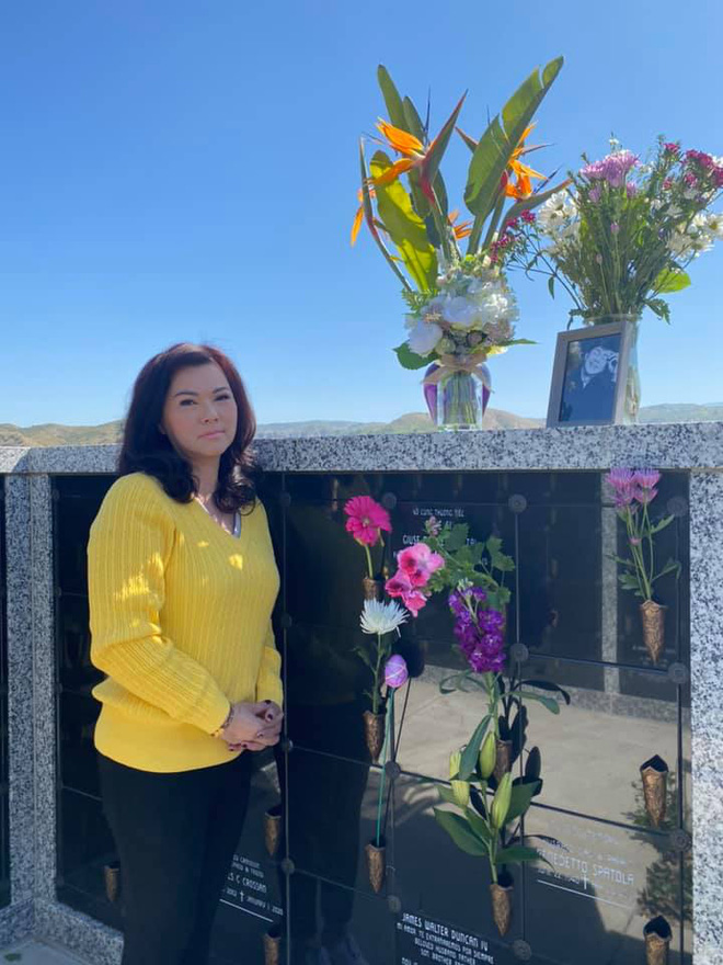 Nửa đêm bà xã NS Chí Tài có 1 hành động với chồng quá cố, chỉ ghi đúng 2 từ mà khiến khán giả ngậm ngùi-6