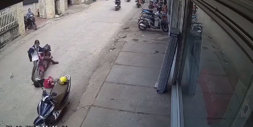 Kinh hãi cảnh bé trai bất ngờ chạy băng qua đường bị xe đạp điện tông văng ra xa-1