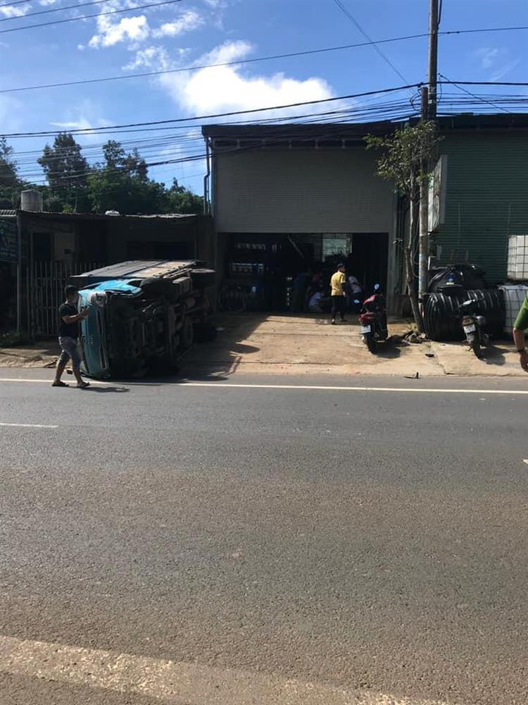 Tai nạn gây xôn xao ngày Chủ Nhật: 4 phương tiện đâm liên hoàn, 1 nhà dân bị vạ lây-1