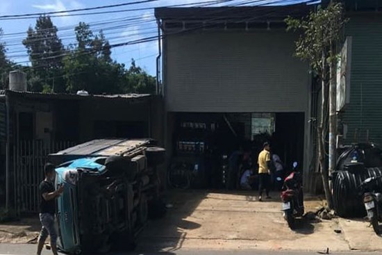 Tai nạn gây xôn xao ngày Chủ Nhật: 4 phương tiện đâm liên hoàn, 1 nhà dân bị vạ lây