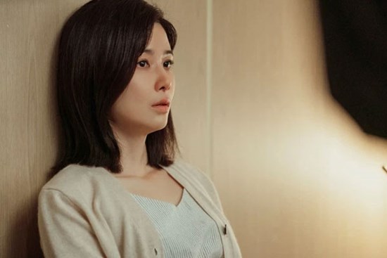 Nửa đêm chồng cũ đập cửa gào thét, tôi chạy ra xem thì anh ta quỳ xuống đưa một thứ bất ngờ
