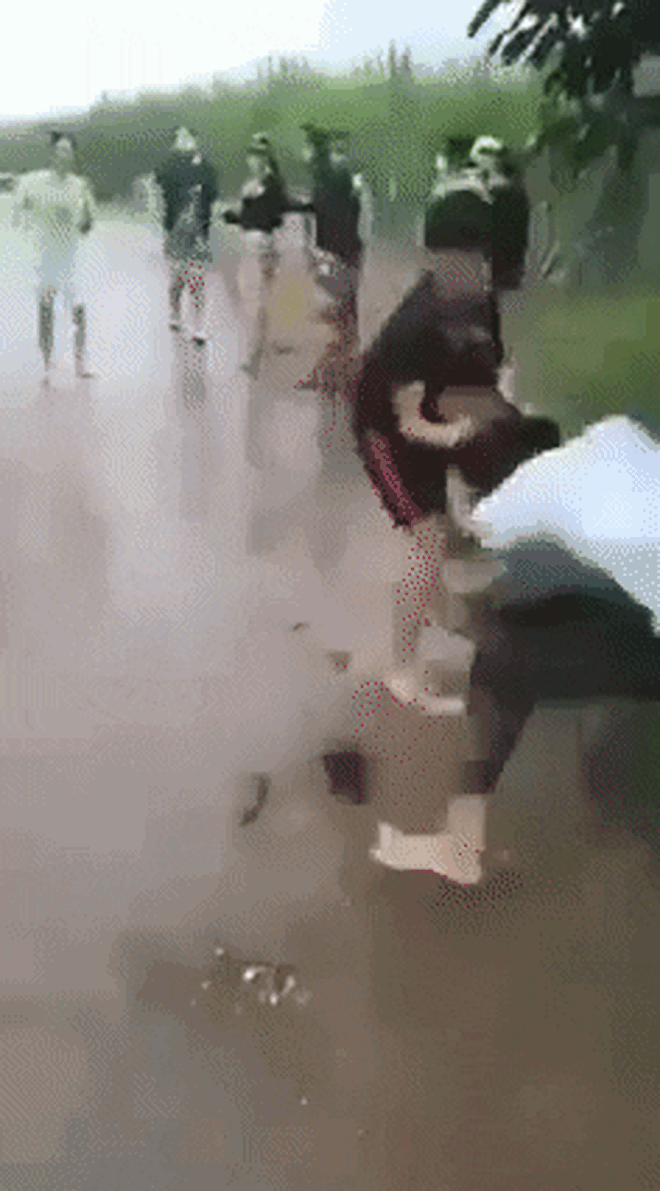 Phẫn nộ cảnh nam sinh 14 tuổi cầm tóc kéo lê nữ sinh giữa đường, dìm dã man nạn nhân xuống nước-1