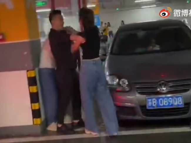Đánh ghen rùm beng hầm đỗ xe, cô vợ liên tục ra đòn&nbsp;khiến tiểu tam khóc thét, chồng đe dọa ly hôn không cho xu nào-2