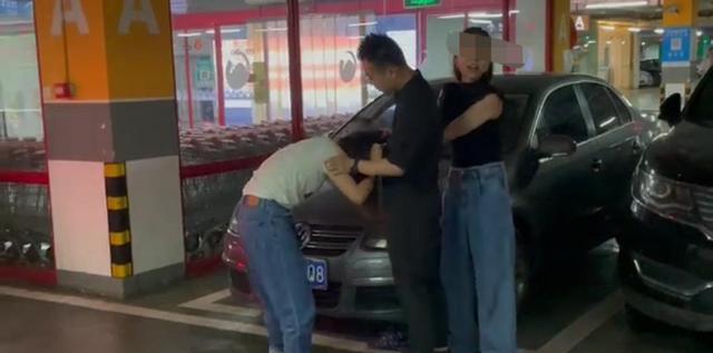 Đánh ghen rùm beng hầm đỗ xe, cô vợ liên tục ra đòn&nbsp;khiến tiểu tam khóc thét, chồng đe dọa ly hôn không cho xu nào-4