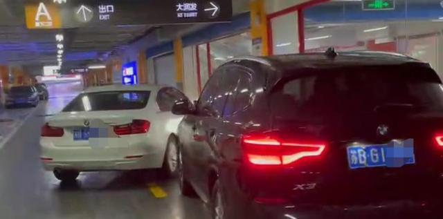 Đánh ghen rùm beng hầm đỗ xe, cô vợ liên tục ra đòn&nbsp;khiến tiểu tam khóc thét, chồng đe dọa ly hôn không cho xu nào-1