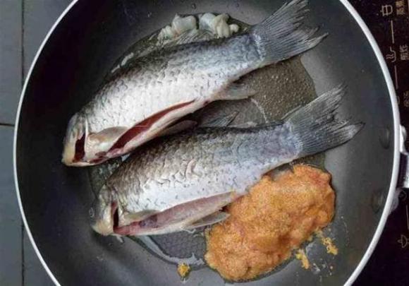 Để mua cá diếc ngon, nên chọn con to hay con nhỏ? Hãy nhớ 3 điểm để mua đúng cá diếc tự nhiên ngon-5