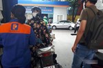 Hàng loạt cây xăng ở Hà Nội thất thủ” vì dự đoán giá xăng tăng, người dân rồng rắn mang theo cả can đi mua-22