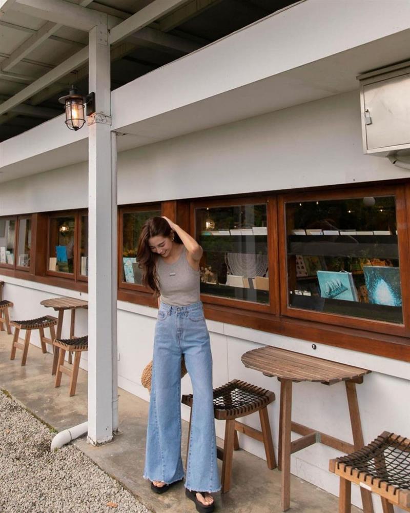 Kiểu quần jeans đang hot ngang ngửa jeans ống rộng: Sang chảnh, kéo chân tít tắp-1