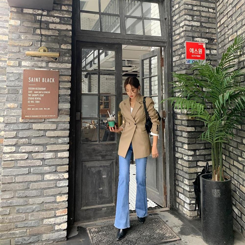 Kiểu quần jeans đang hot ngang ngửa jeans ống rộng: Sang chảnh, kéo chân tít tắp-13