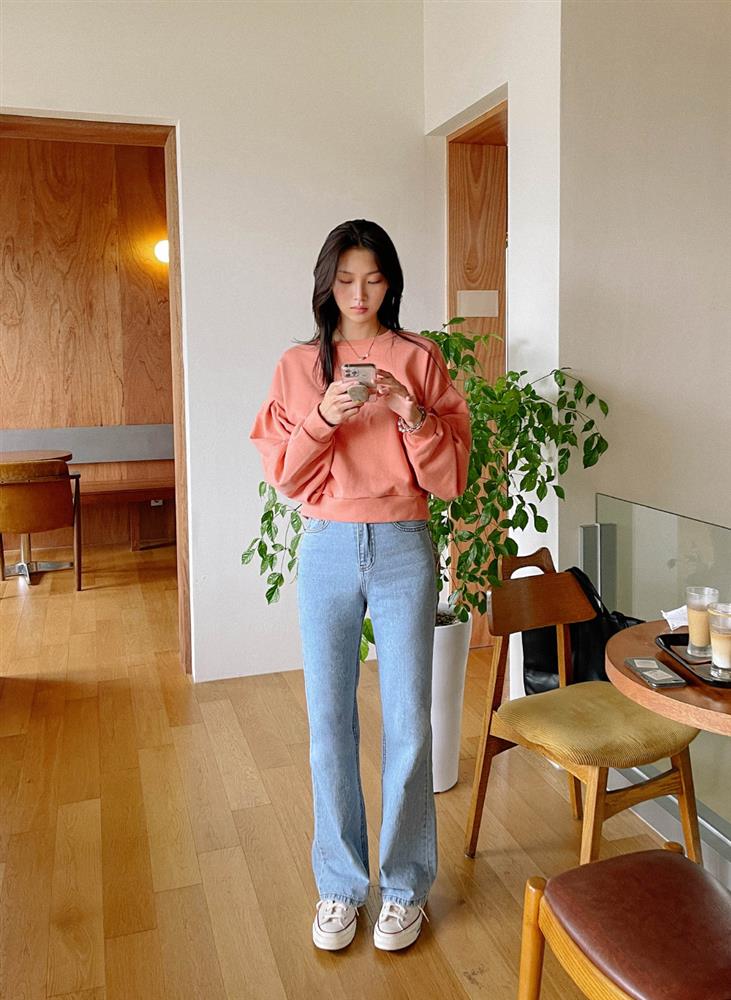 Kiểu quần jeans đang hot ngang ngửa jeans ống rộng: Sang chảnh, kéo chân tít tắp-3