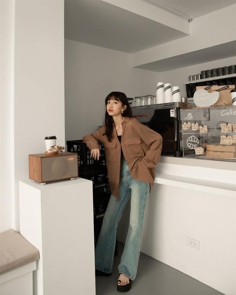 Kiểu quần jeans đang hot ngang ngửa jeans ống rộng: Sang chảnh, kéo chân tít tắp-4