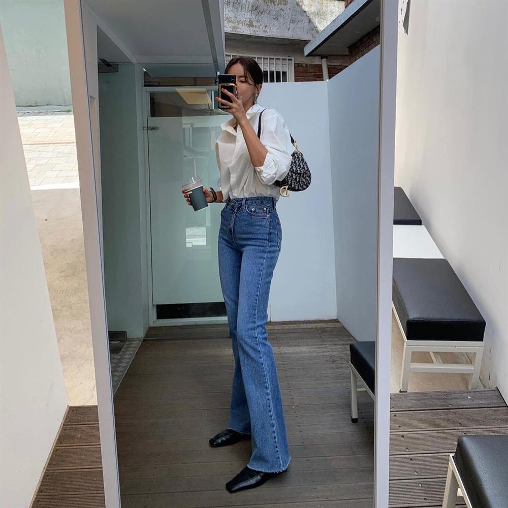 Kiểu quần jeans đang hot ngang ngửa jeans ống rộng: Sang chảnh, kéo chân tít tắp-6