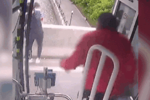 Clip: Người đàn ông phản ứng cực nhanh, cứu mạng bé gái trước đầu ô tô-1