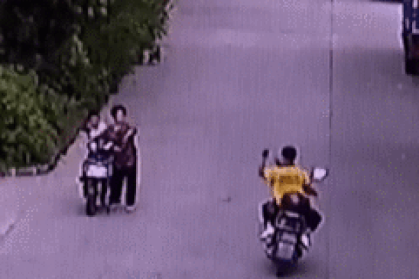 Clip: Va chạm, 2 người đàn ông đi đường quyền trước mặt cảnh sát-1