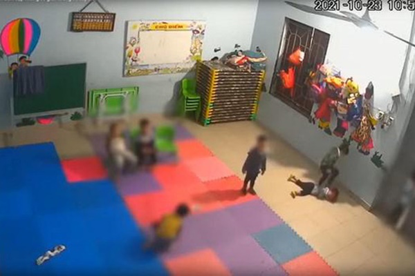 Chiếc bàn cường lực kính sắp đổ xuống người con trai, người mẹ có pha cản phá cực nhanh cứu con khỏi nguy hiểm-2