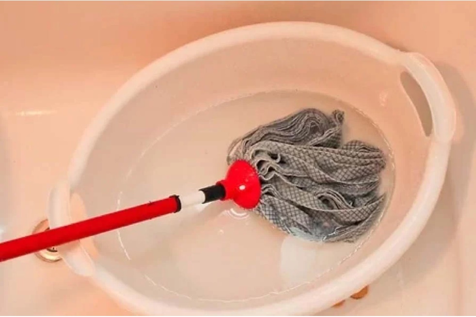 4 cách làm sạch cây lau nhà đơn giản, không còn bẩn đen, nấm mốc và mùi hôi-2