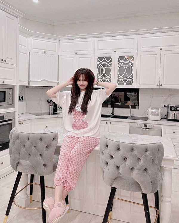 Các chị bán hàng online máu mặt ai cũng giàu: Nhà - xe dăm ba cái, chán biệt thự thì ở chung cư, đồ hiệu chật kín tủ, vi vu sang chảnh suốt ngày-53