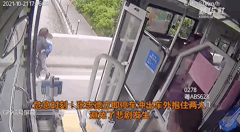 Người phụ nữ bế con nhảy cầu tự tử, cái ôm thiên thần của tài xế xe buýt giúp ngăn thảm kịch, được dân mạng tấm tắc khen ngợi-2