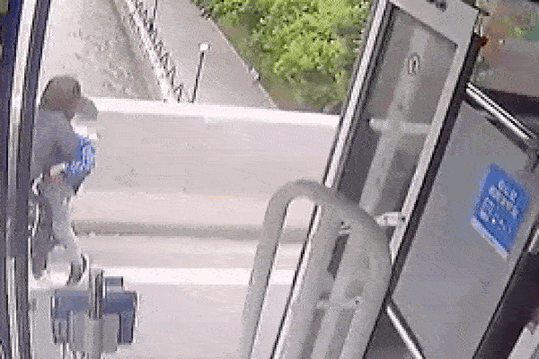 Cứu người nhảy cầu, người đàn ông làm ơn mắc oán, suýt bị dìm chết cùng-2