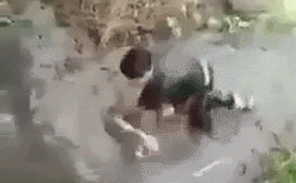 Nam sinh đánh bạn gái dã man, dìm đầu xuống nước: Chỉ đạo công an xử lý nghiêm-1