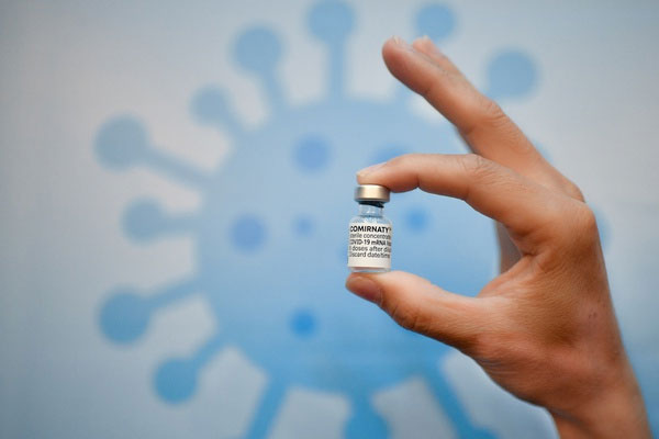 Công bố mới về biến chứng sau tiêm vaccine Pfizer và AstraZeneca-3