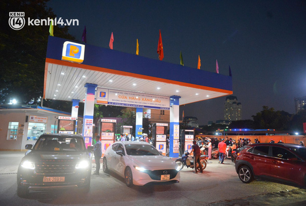 Hàng loạt cây xăng ở Hà Nội thất thủ” vì dự đoán giá xăng tăng, người dân rồng rắn mang theo cả can đi mua-18