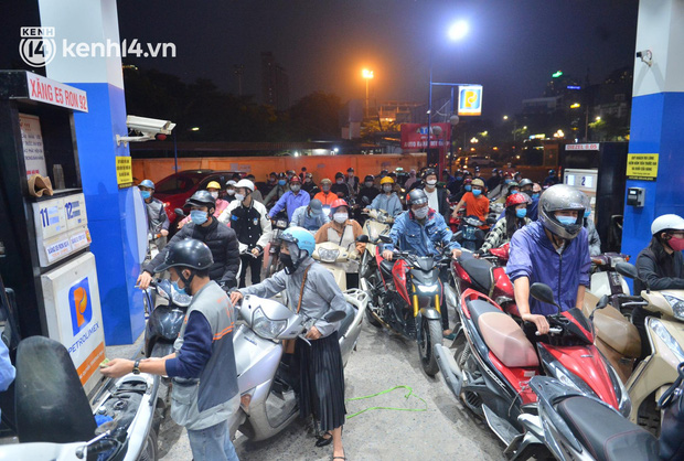 Hàng loạt cây xăng ở Hà Nội thất thủ” vì dự đoán giá xăng tăng, người dân rồng rắn mang theo cả can đi mua-11