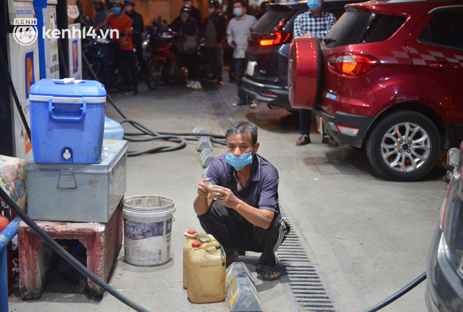 Hàng loạt cây xăng ở Hà Nội thất thủ” vì dự đoán giá xăng tăng, người dân rồng rắn mang theo cả can đi mua-17
