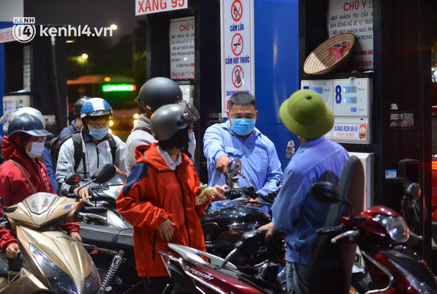 Hàng loạt cây xăng ở Hà Nội thất thủ” vì dự đoán giá xăng tăng, người dân rồng rắn mang theo cả can đi mua-9