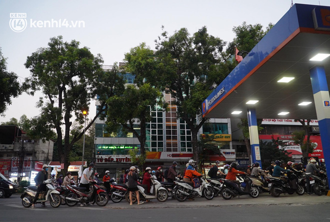 Hàng loạt cây xăng ở Hà Nội thất thủ” vì dự đoán giá xăng tăng, người dân rồng rắn mang theo cả can đi mua-2
