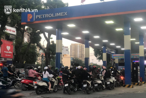 Hàng loạt cây xăng ở Hà Nội thất thủ” vì dự đoán giá xăng tăng, người dân rồng rắn mang theo cả can đi mua-1