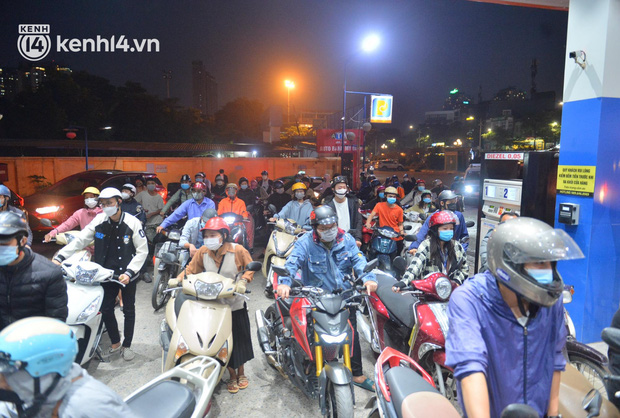 Hàng loạt cây xăng ở Hà Nội thất thủ” vì dự đoán giá xăng tăng, người dân rồng rắn mang theo cả can đi mua-8