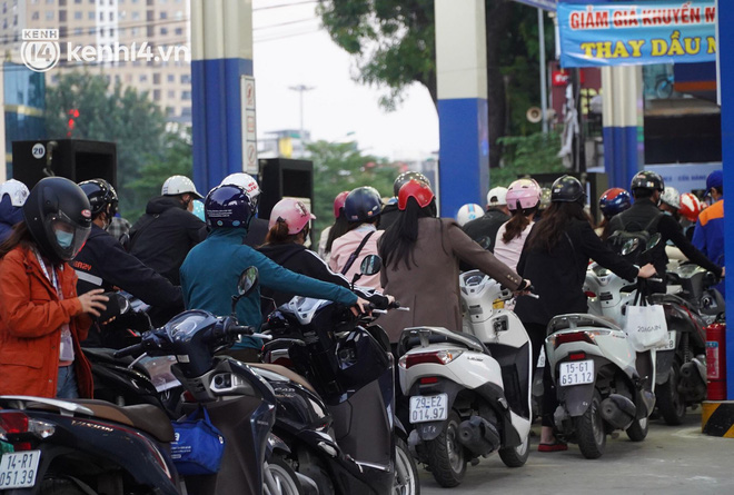 Hàng loạt cây xăng ở Hà Nội thất thủ” vì dự đoán giá xăng tăng, người dân rồng rắn mang theo cả can đi mua-3