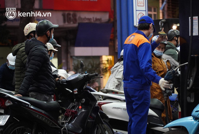 Hàng loạt cây xăng ở Hà Nội thất thủ” vì dự đoán giá xăng tăng, người dân rồng rắn mang theo cả can đi mua-5