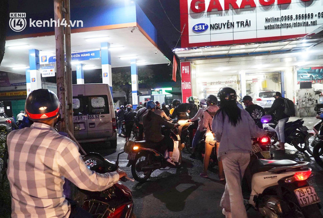 Hàng loạt cây xăng ở Hà Nội thất thủ” vì dự đoán giá xăng tăng, người dân rồng rắn mang theo cả can đi mua-19